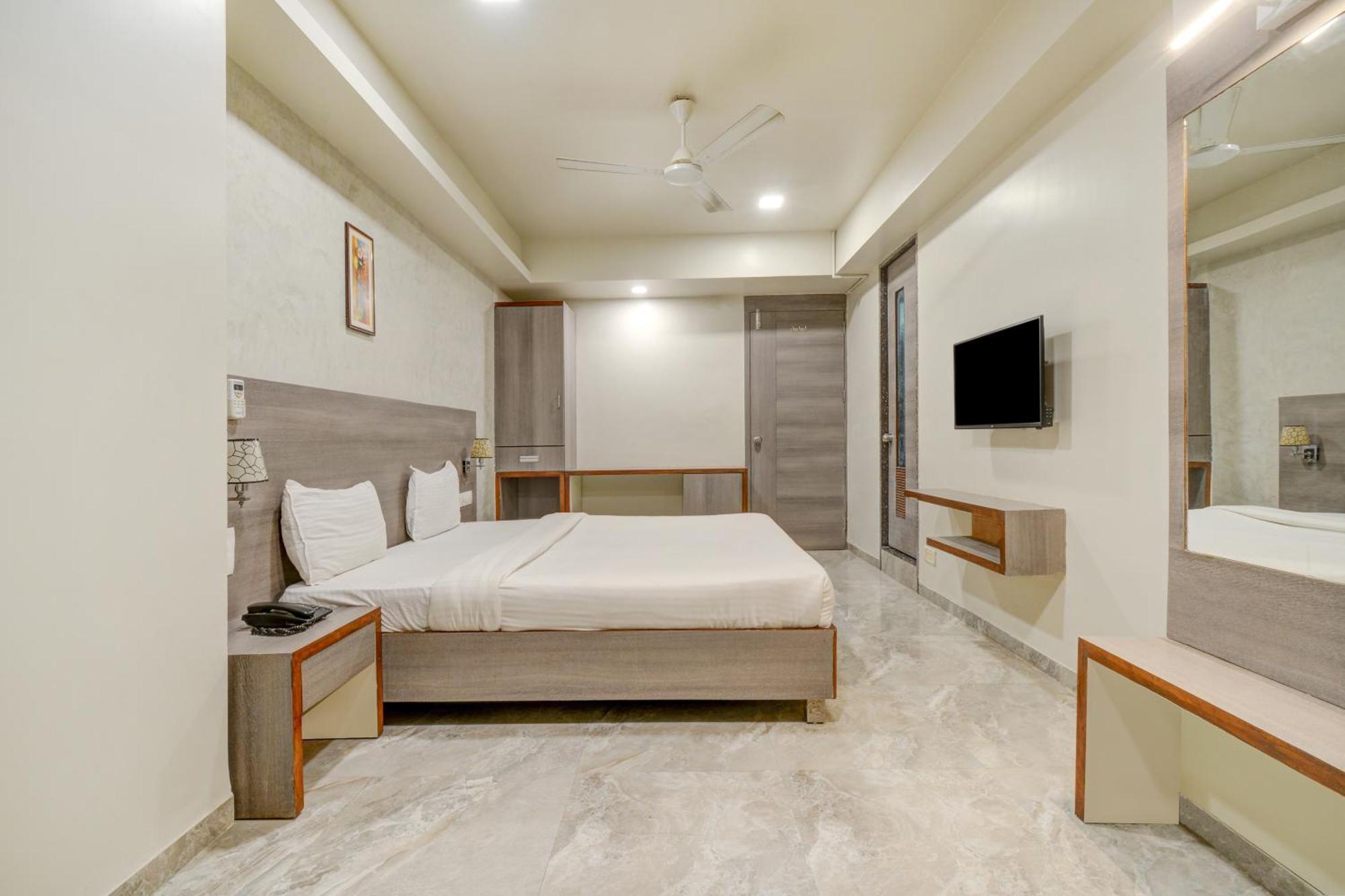 Hotel Desert Inn Tharad Kültér fotó