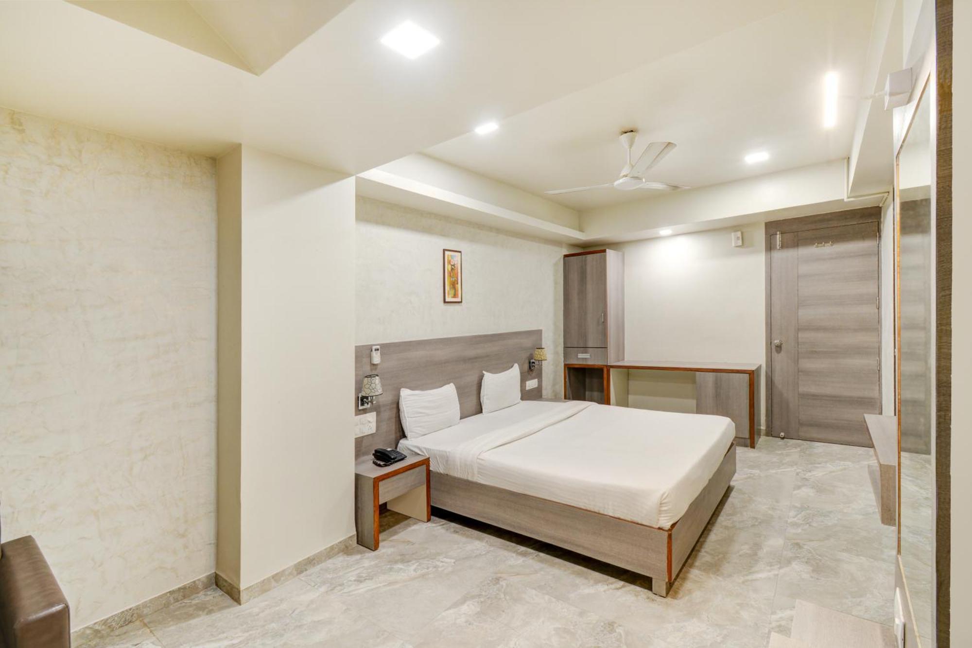Hotel Desert Inn Tharad Kültér fotó