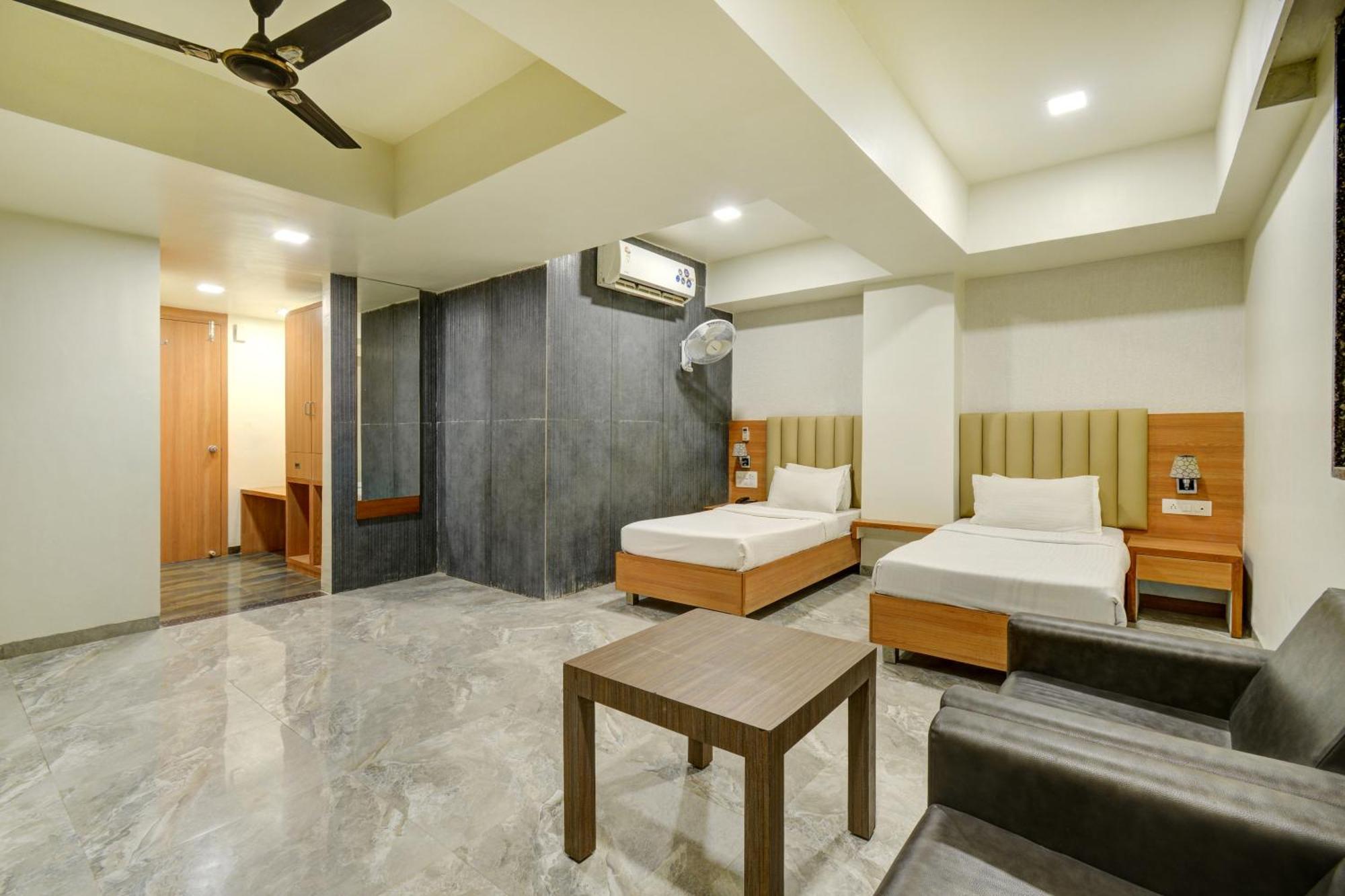 Hotel Desert Inn Tharad Kültér fotó