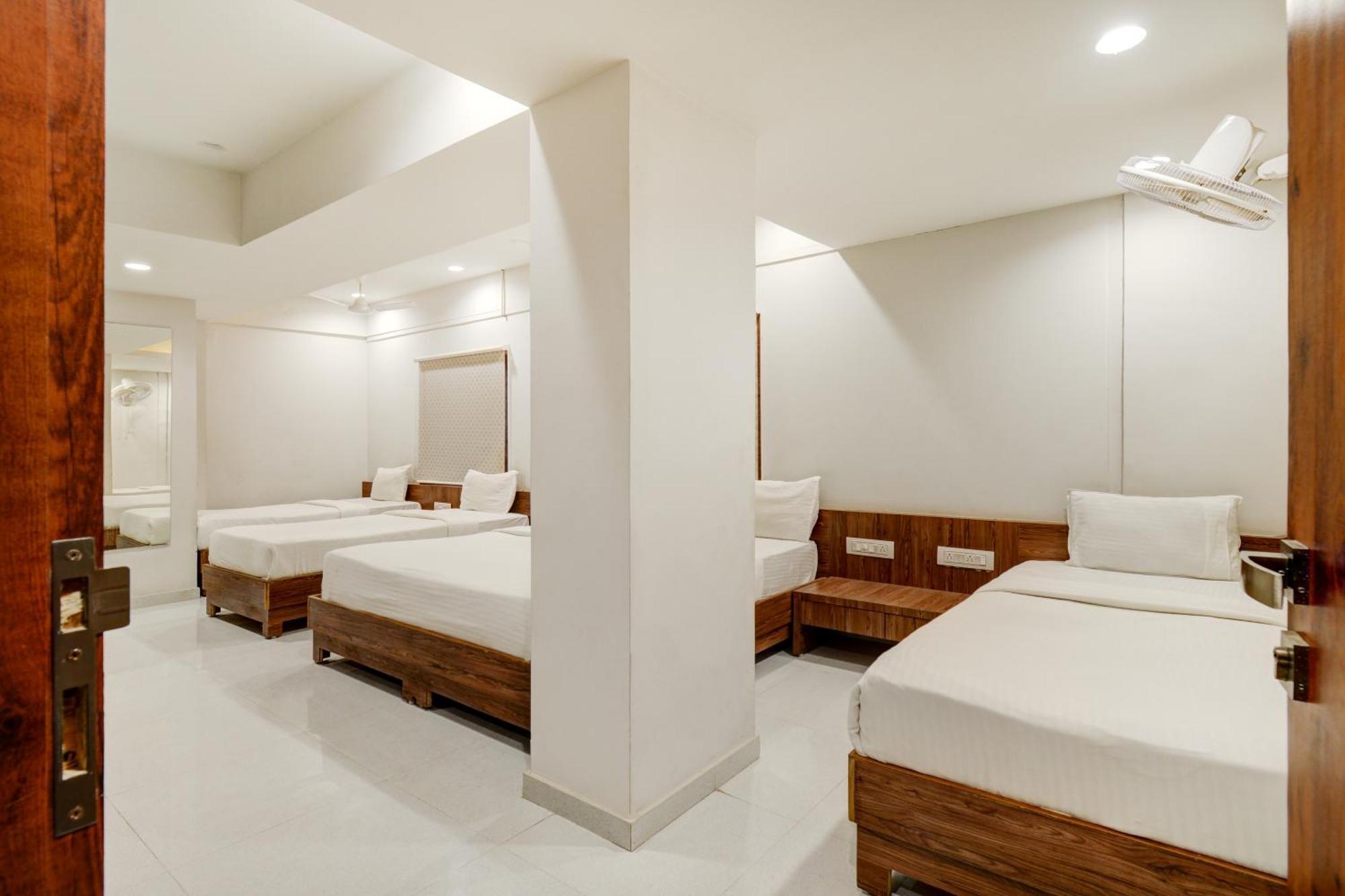 Hotel Desert Inn Tharad Kültér fotó