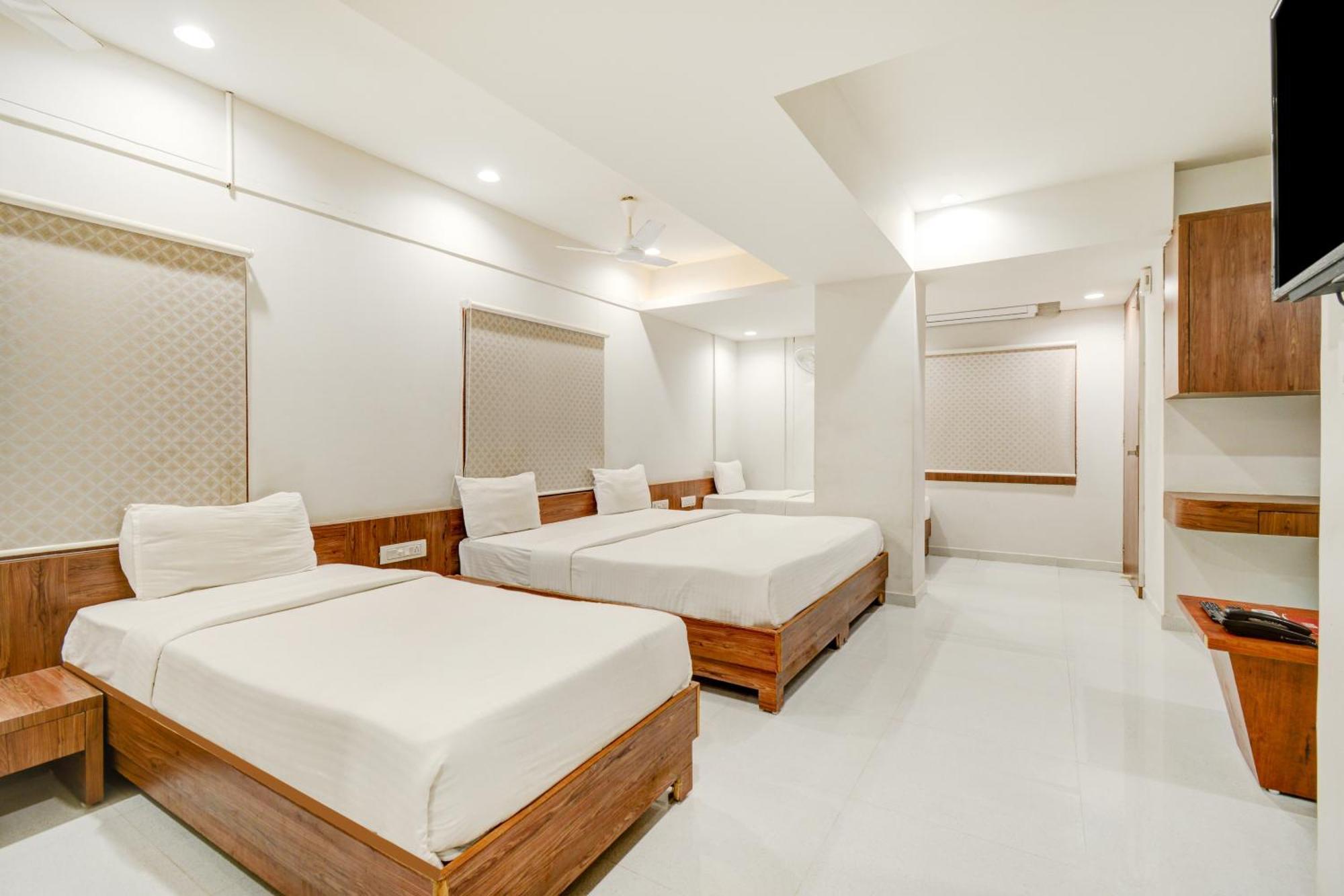 Hotel Desert Inn Tharad Kültér fotó