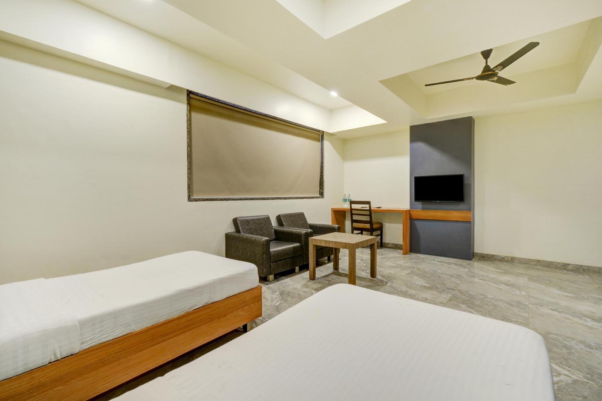 Hotel Desert Inn Tharad Kültér fotó
