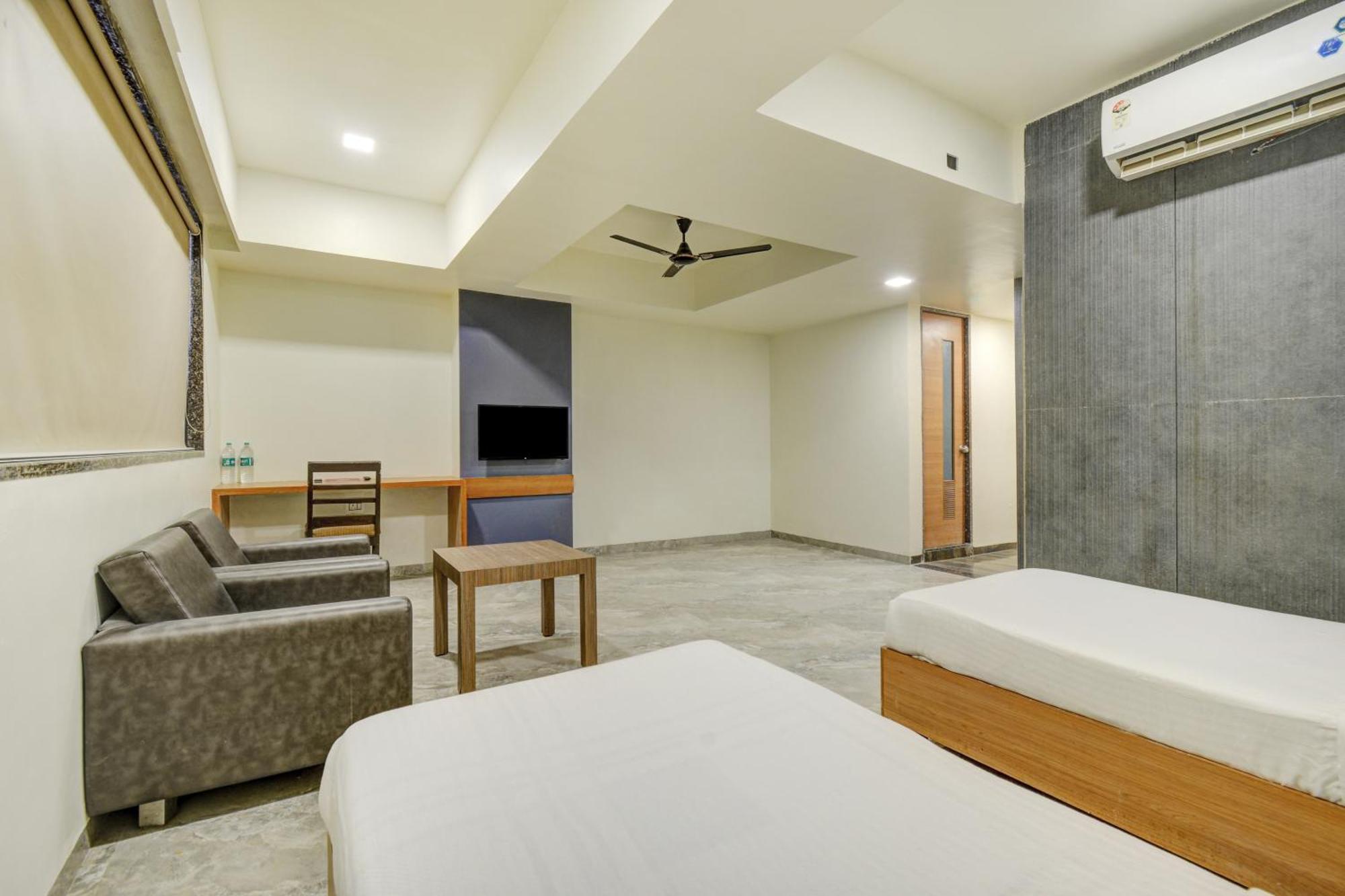 Hotel Desert Inn Tharad Kültér fotó
