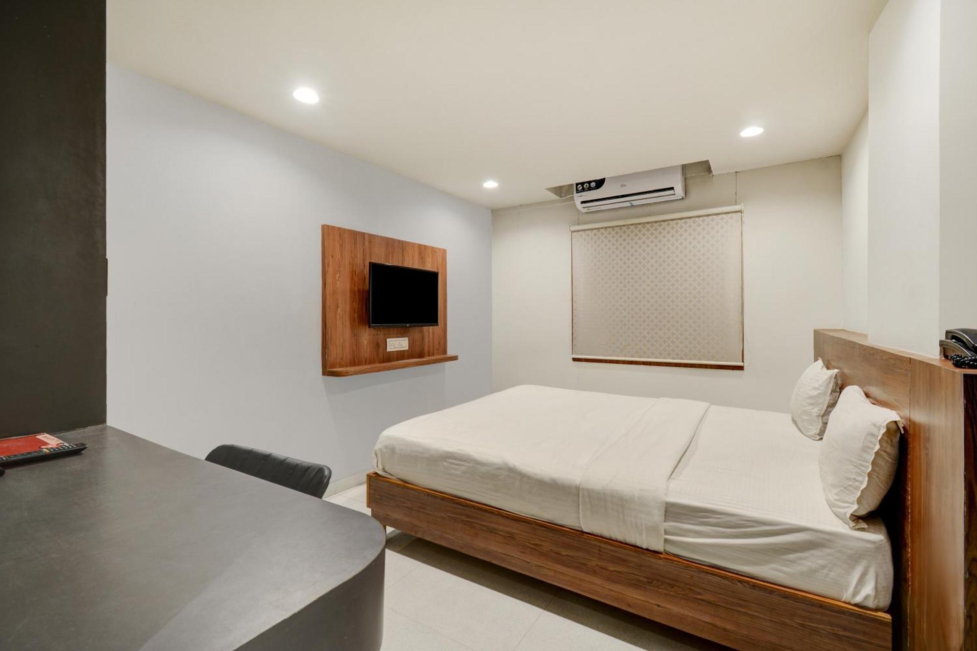 Hotel Desert Inn Tharad Kültér fotó