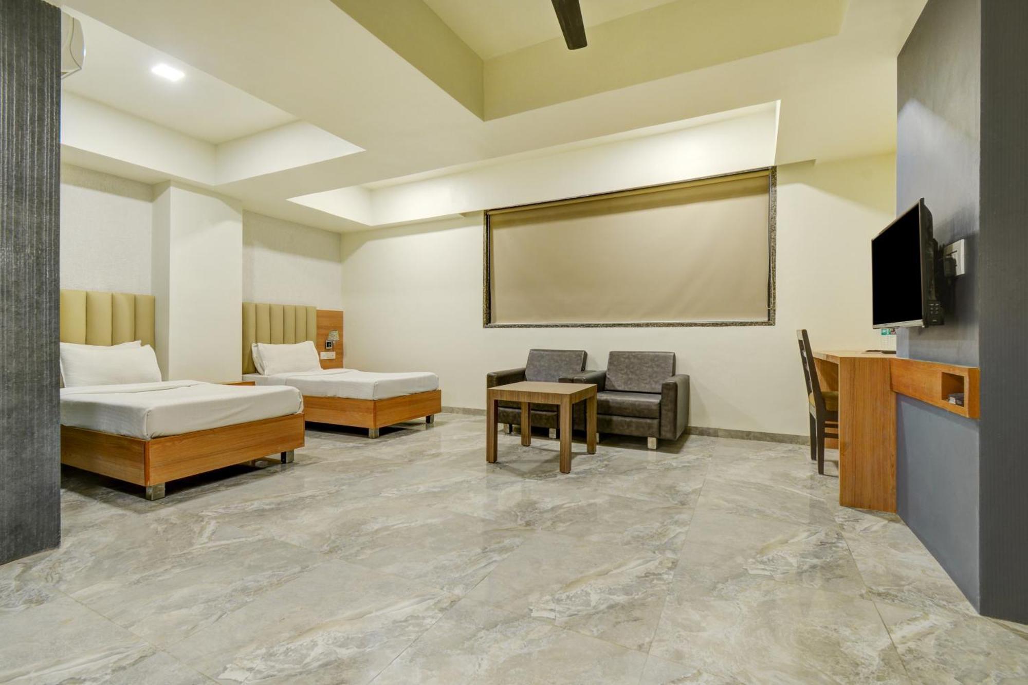 Hotel Desert Inn Tharad Kültér fotó